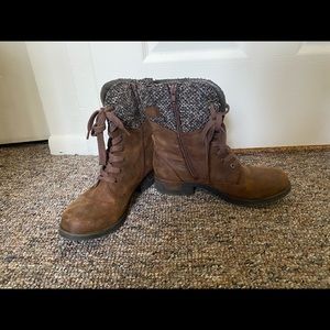 Size 8 white mountain combat boots
